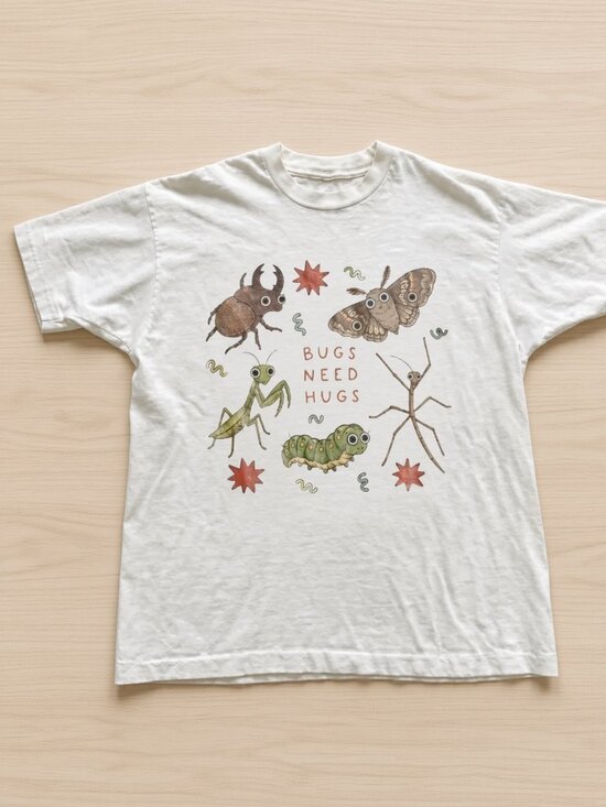 Gildan Other - Gildan White 'Bugs Need Hugs' Graphic Tee